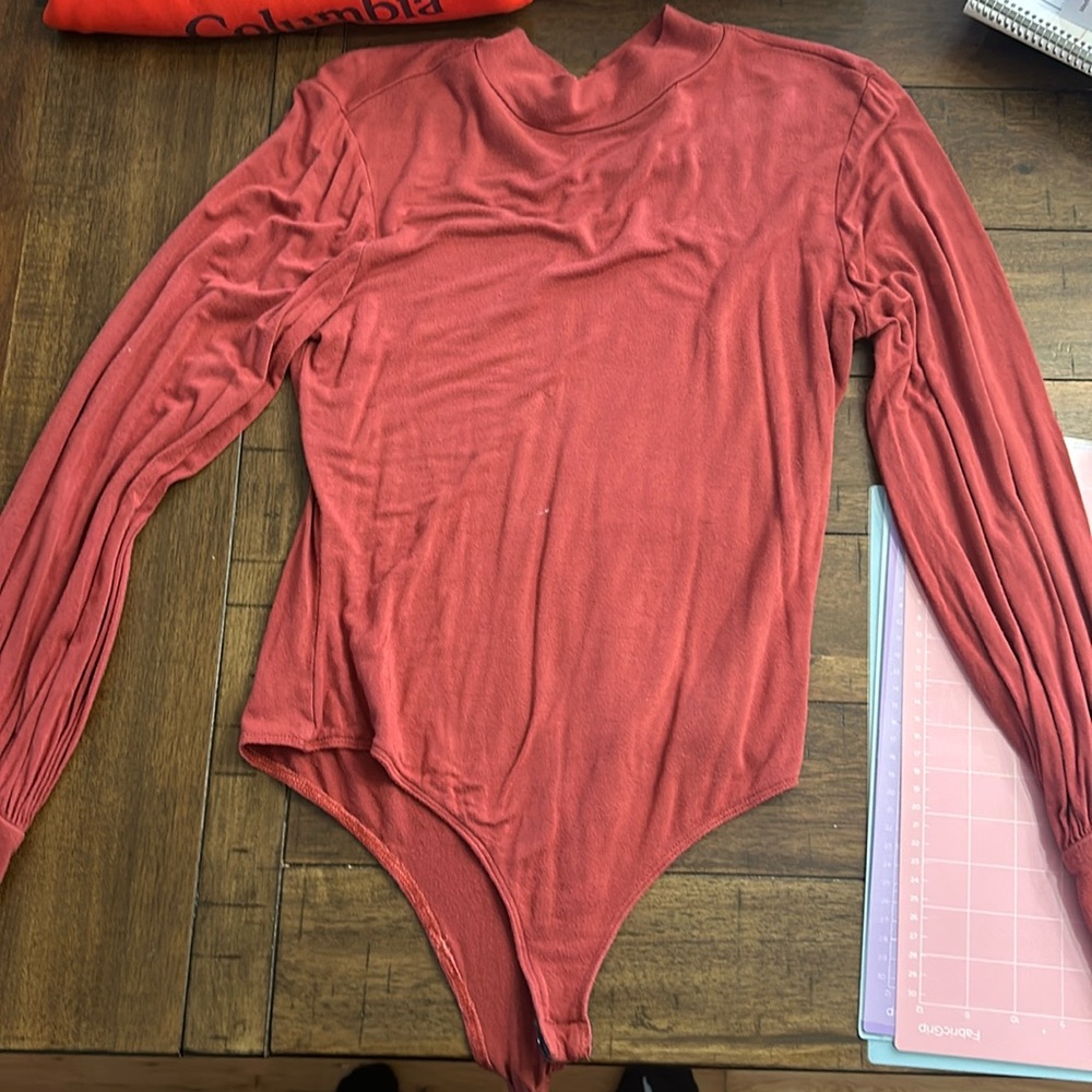Cute bodysuit with a key hole neck in the back.